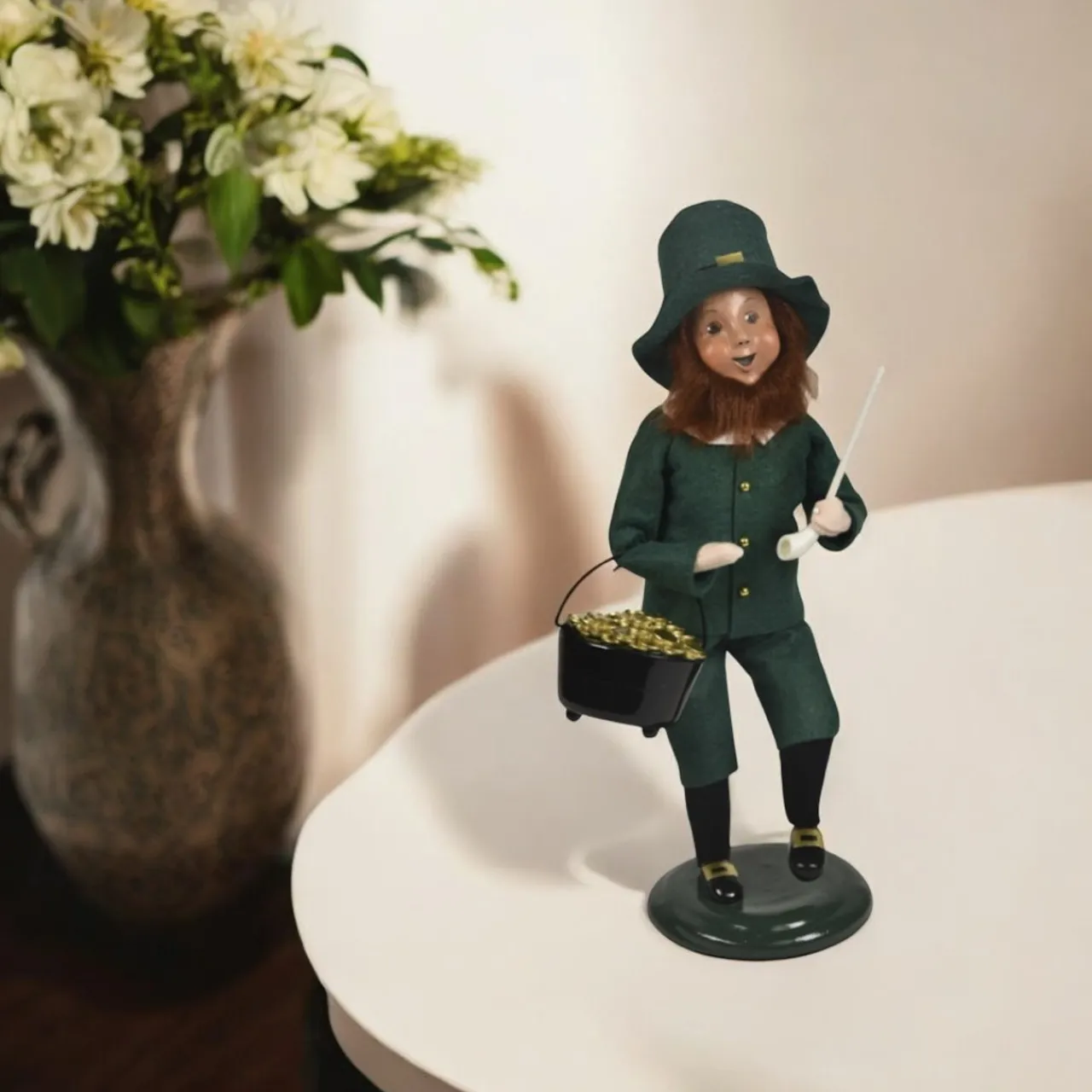 Byers' Choice - Leprechaun with Gold Caroler<Byers Choice Discount