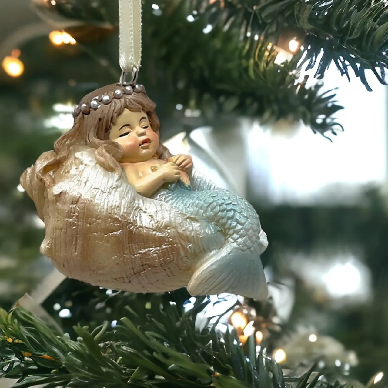 Sleepy Mermaid in Conch Shell Ornament< Fashion