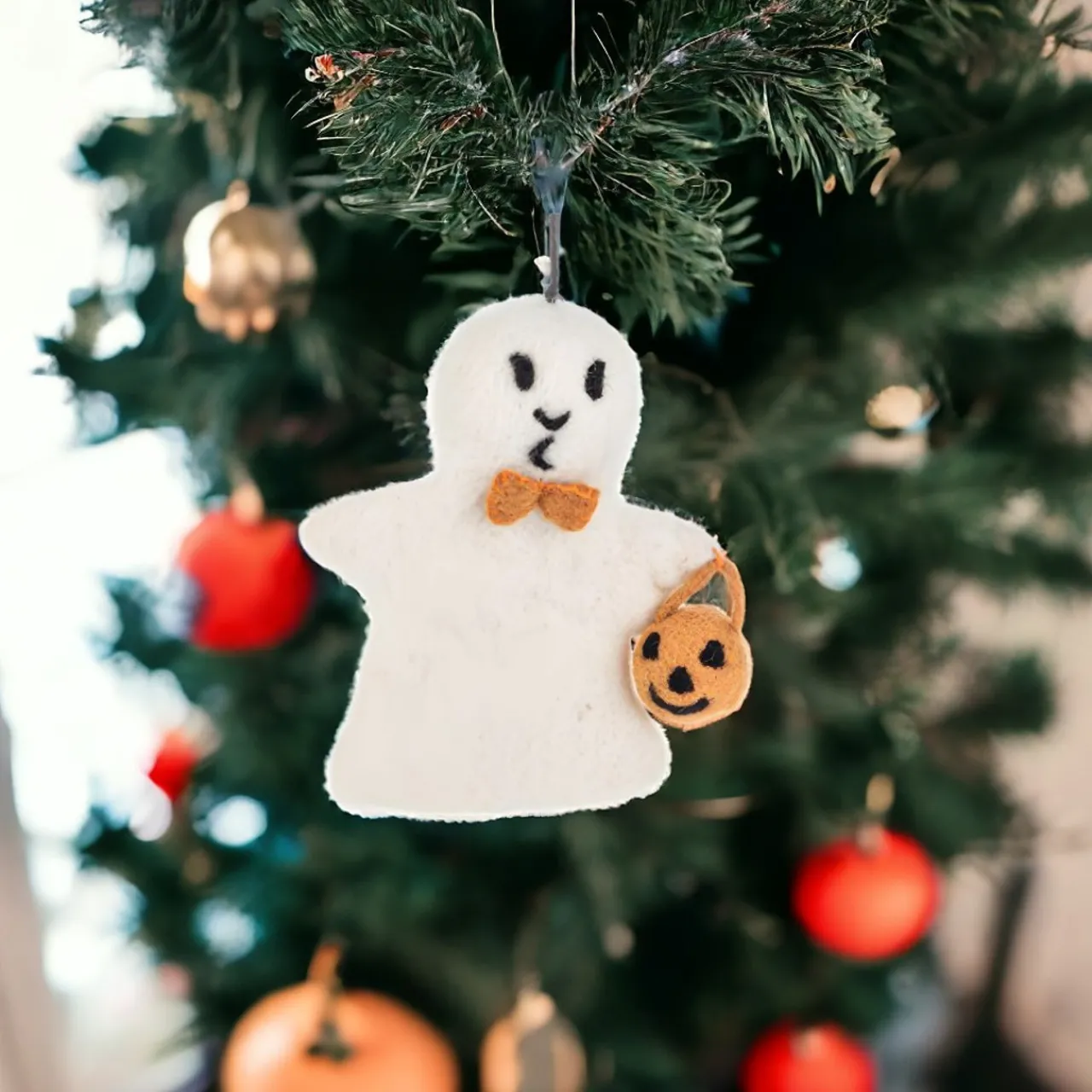 Wool Ghost Trick or Treat Ornament< New